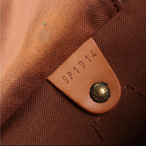 Louis Vuitton Speedy 30 in Monogram Canvas and Vachetta Leather - Picture 8 of 17